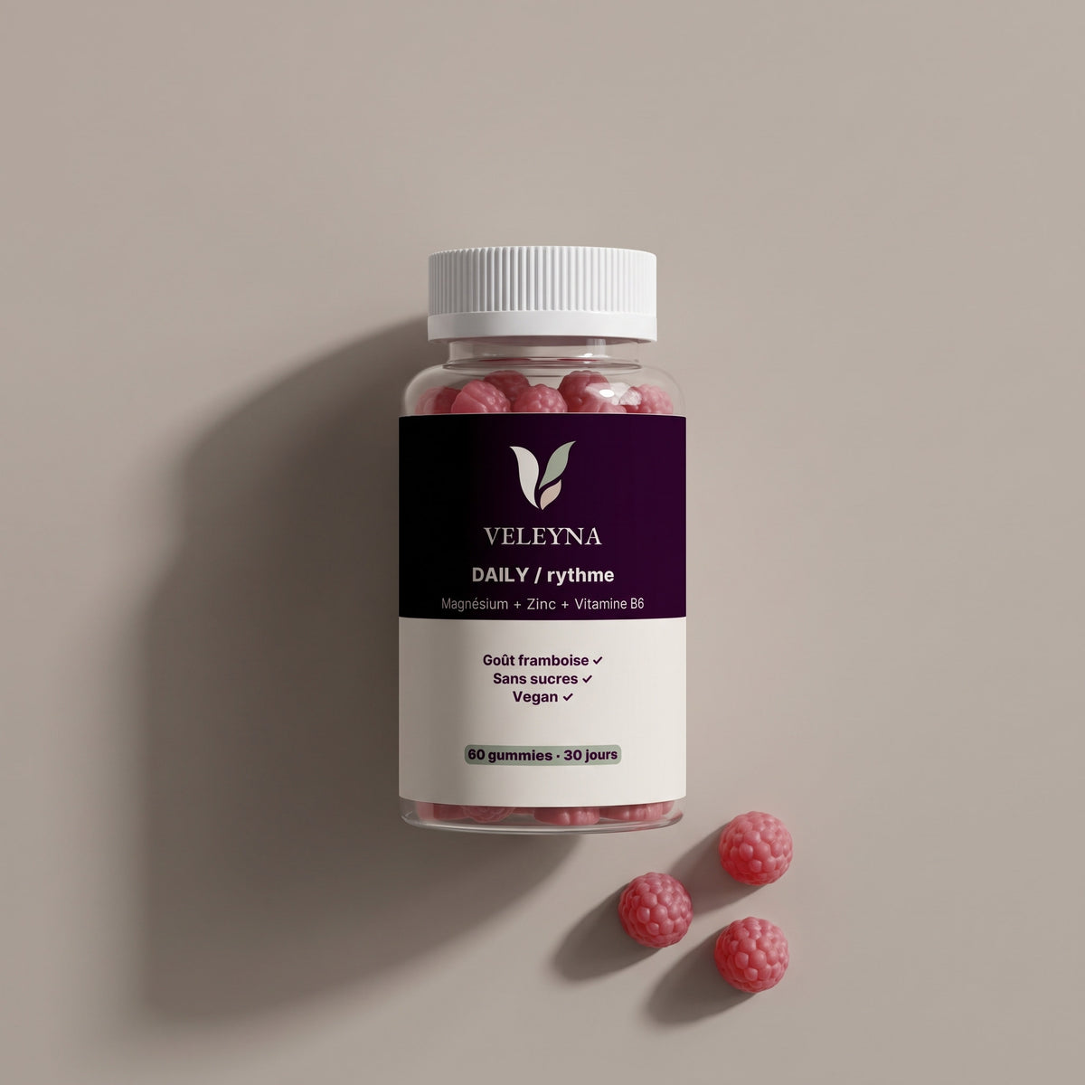 Pot DAILY à plat, étiquette bande cassis et corps crème, trois gummies devant