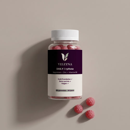 Pot DAILY à plat, étiquette bande cassis et corps crème, trois gummies devant