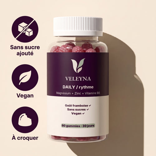 Pot de gummies DAILY sur fond crème, trois badges : Sans sucre ajouté, Vegan, À croquer