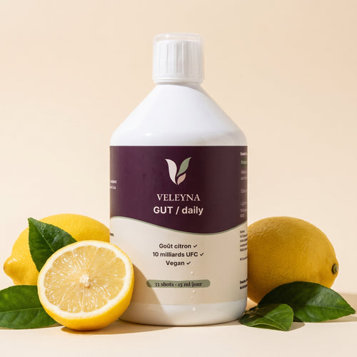 Flacon GUT entouré de citrons et de feuilles de citronnier, rappel du goût