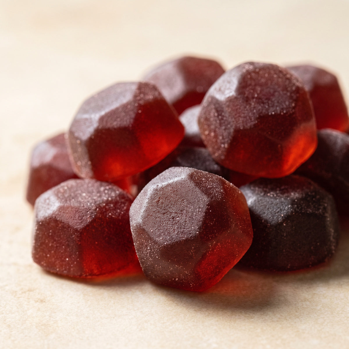 Gros plan sur les gummies grenat, forme facettée
